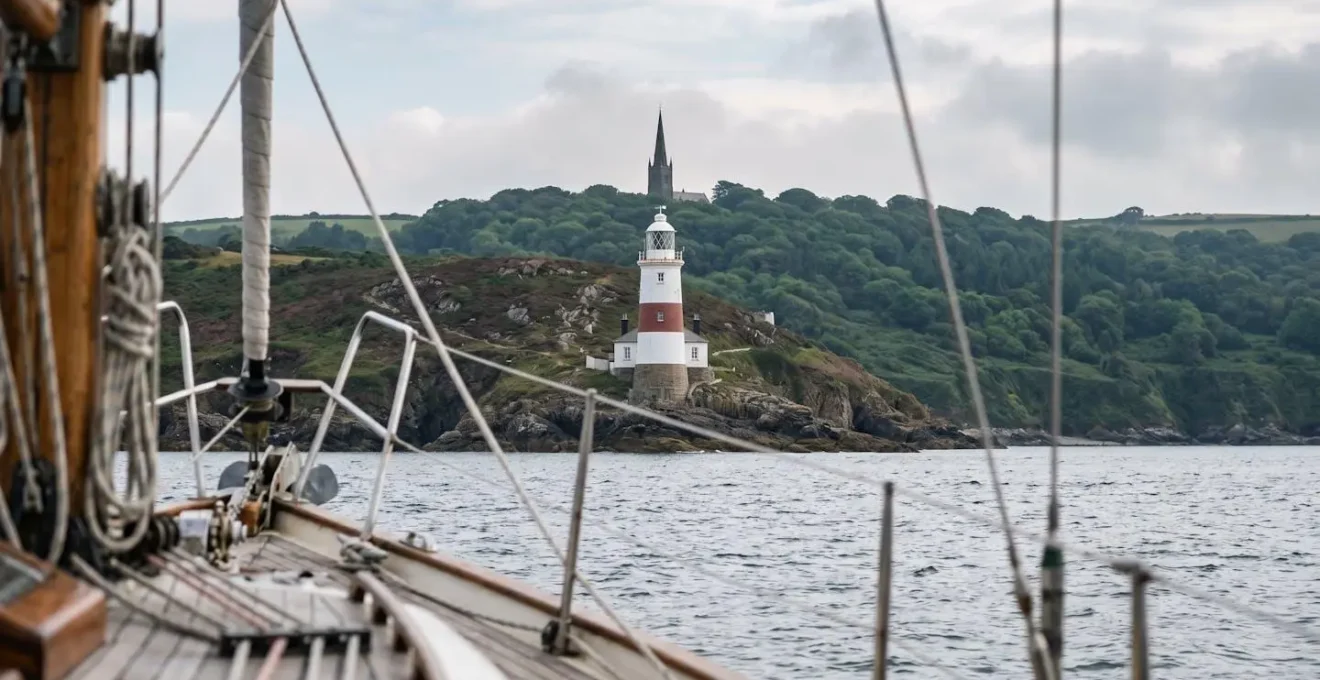 Technique d'alignement de navigation côtière avec phare et amer terrestre superposés