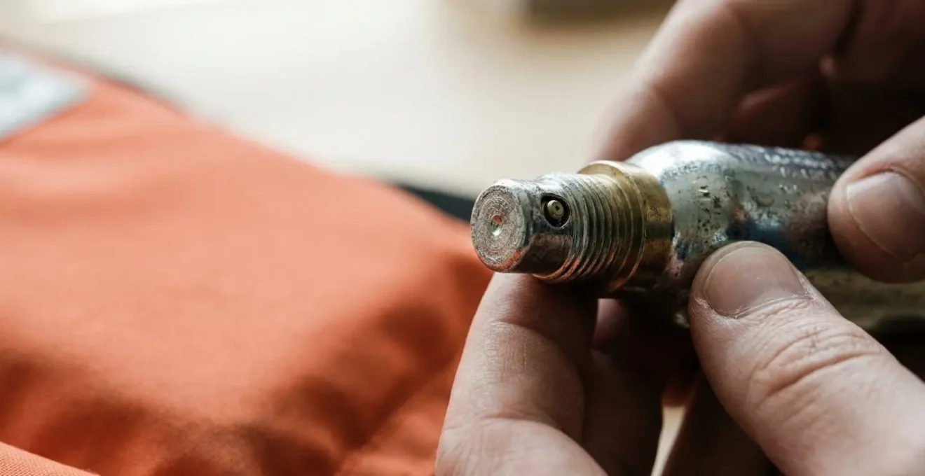 Gilet de sauvetage gonflable en cours d'inspection détaillée avant navigation