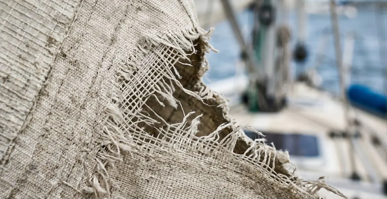Détail macro d'une voile de spinnaker déchirée avec texture visible du tissu nautique