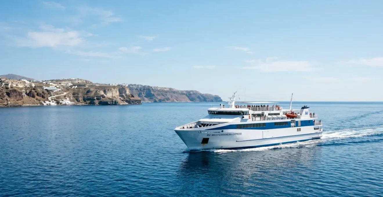 Un ferry moderne navigue sur une mer Méditerranée calme sous un ciel bleu lumineux