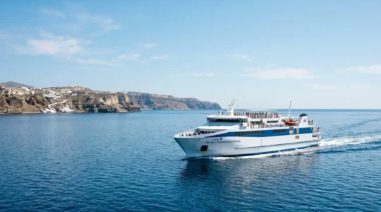 Un ferry moderne navigue sur une mer Méditerranée calme sous un ciel bleu lumineux