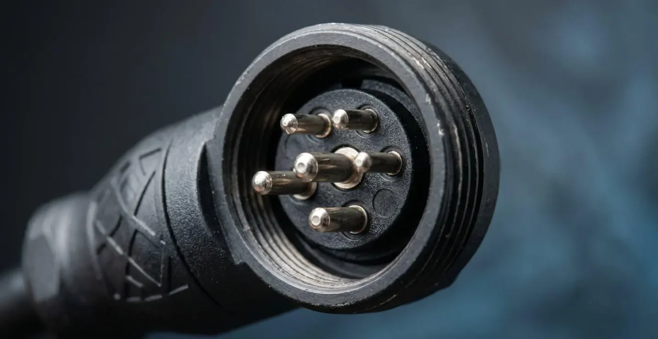 Vue macro rapprochée de connecteurs NMEA 2000 montrant les détails des broches et la qualité de connexion