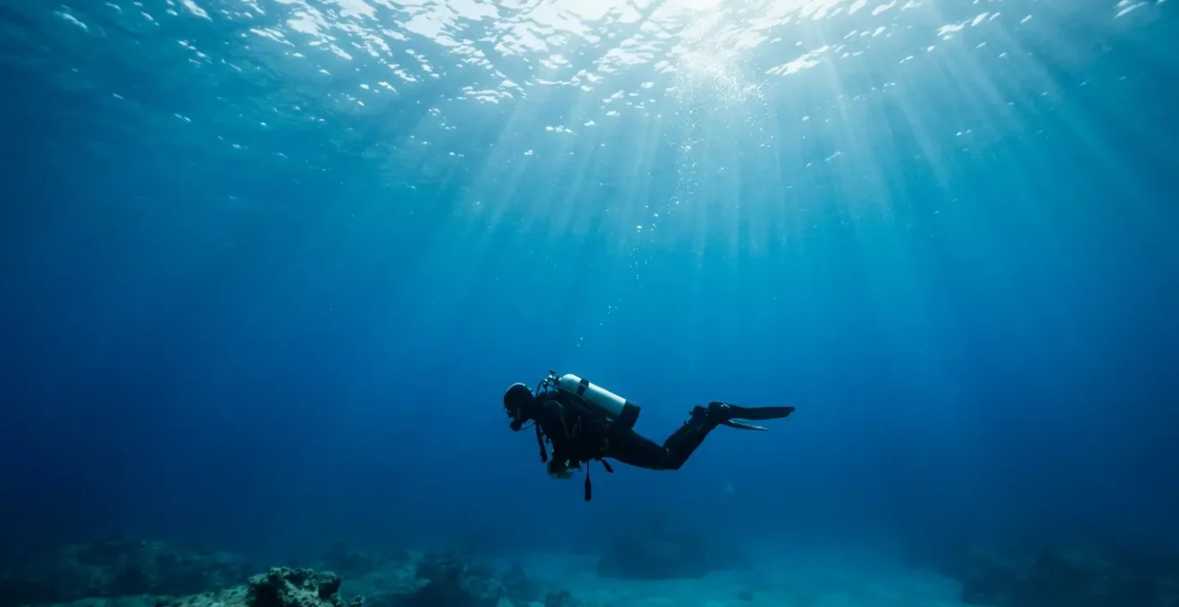 Plongeur équipé en profondeur dans les eaux cristallines de la Méditerranée