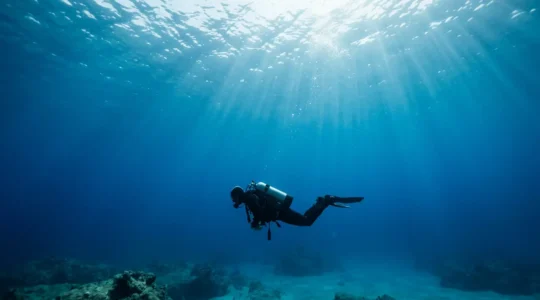 Plongeur équipé en profondeur dans les eaux cristallines de la Méditerranée