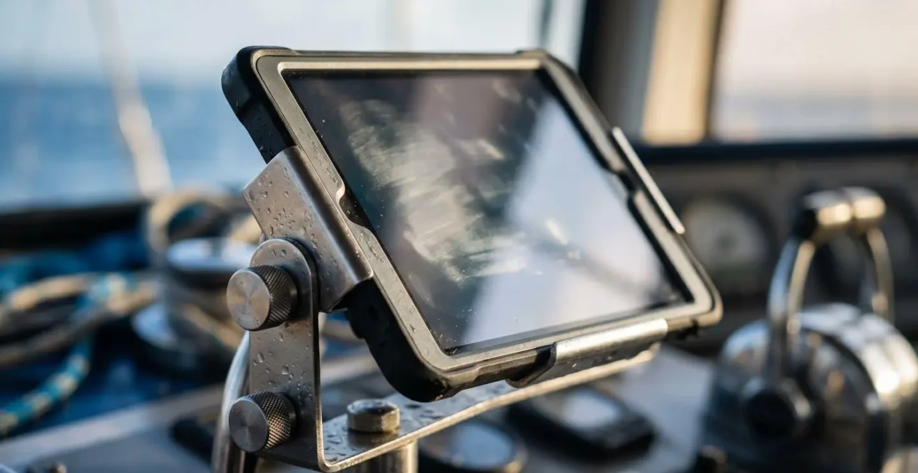 Tablette marine affichant des données de navigation dans un environnement nautique